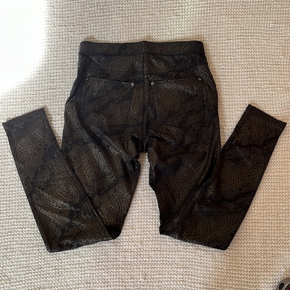 Hue Animal Print pants, Size small, In Excellent Condition, smoke free home - Picture 8 of 9
